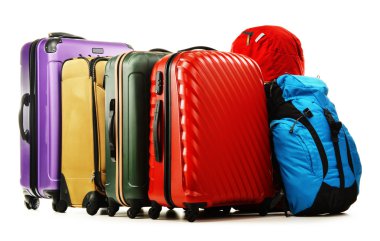 bavul ve üzerinde beyaz izole turistik arka çantalar