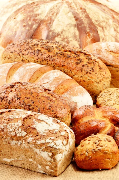 Композиція з різноманітністю хлібобулочних виробів — стокове фото