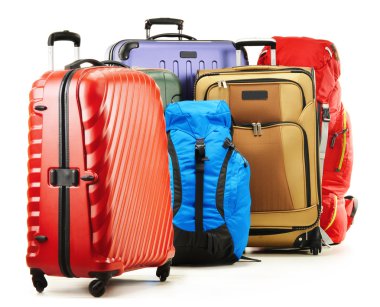 bavul ve üzerinde beyaz izole turistik arka çantalar