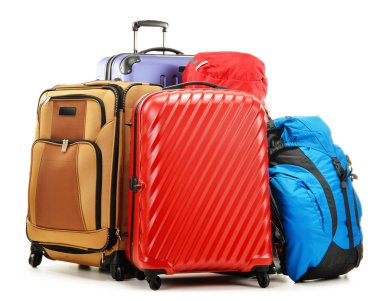 bavul ve üzerinde beyaz izole turistik arka çantalar