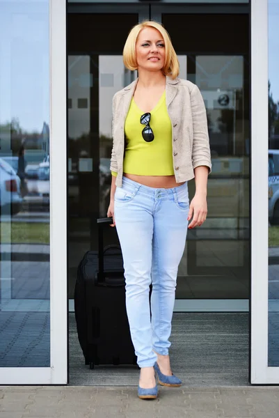 Jeune femme avec des bagages à l'aéroport. Tourisme itinérant — Photo