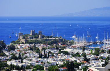 Sıcak yaz gününde Bodrum Limanı manzarası. Türk Rivierası