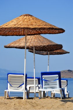 Sıcak yaz gününde Akdeniz plajı