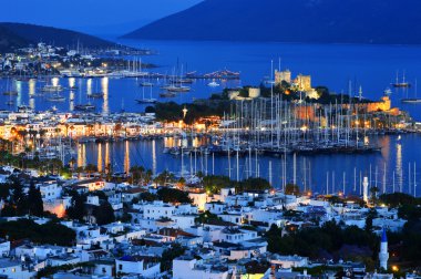 Geceleri Bodrum limanının manzarası. Türk Rivierası