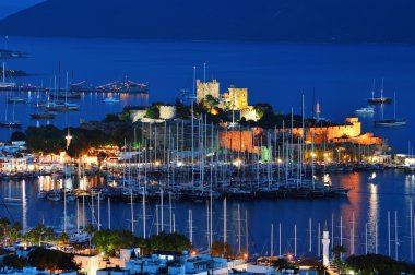 Geceleri Bodrum limanının manzarası. Türk Rivierası