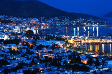 Geceleri Bodrum limanının manzarası. Türk Rivierası