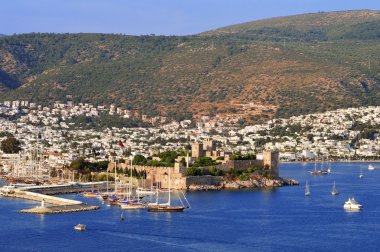 Sıcak yaz gününde Bodrum Limanı manzarası. Türk Rivierası