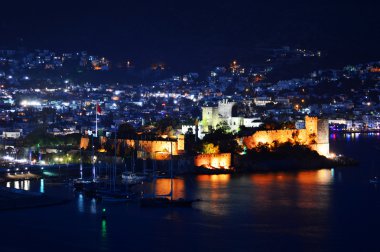 Geceleri Bodrum limanının manzarası. Türk Rivierası