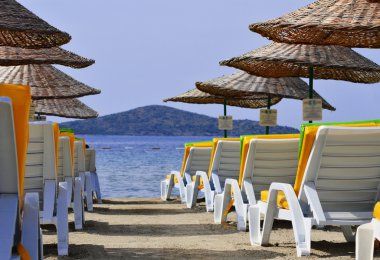 Sıcak yaz gününde Akdeniz plajı