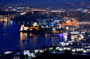 Geceleri Bodrum limanının manzarası. Türk Rivierası