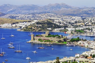 Sıcak yaz gününde Bodrum Limanı manzarası. Türk Rivierası