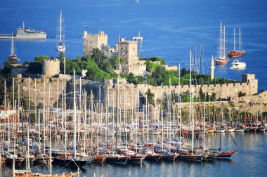 Sıcak yaz gününde Bodrum Limanı manzarası. Türk Rivierası