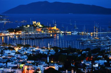 Geceleri Bodrum limanının manzarası. Türk Rivierası