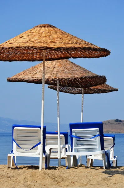 Spiaggia mediterranea durante la calda giornata estiva — Foto Stock