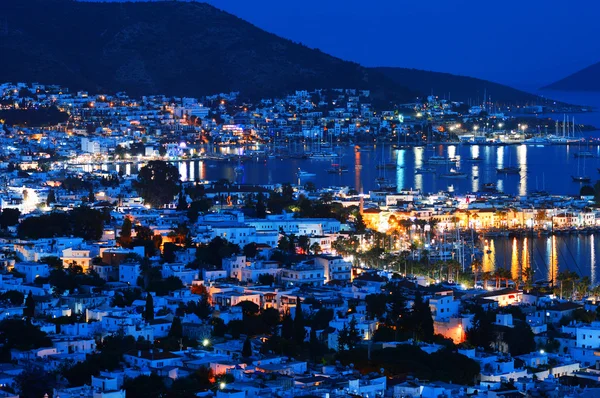 Geceleri Bodrum limanının manzarası. Türk Rivierası