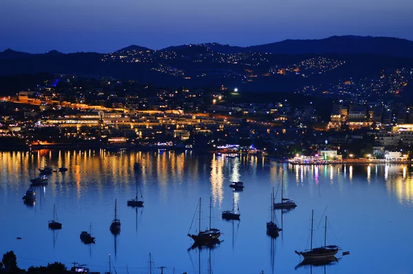 Utsikt över gumbet bay nattetid. Turkiska Rivieran. — Stockfoto