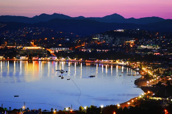 Blick auf die Gumbet Bay bei Nacht. Türkische Riviera. — Stockfoto