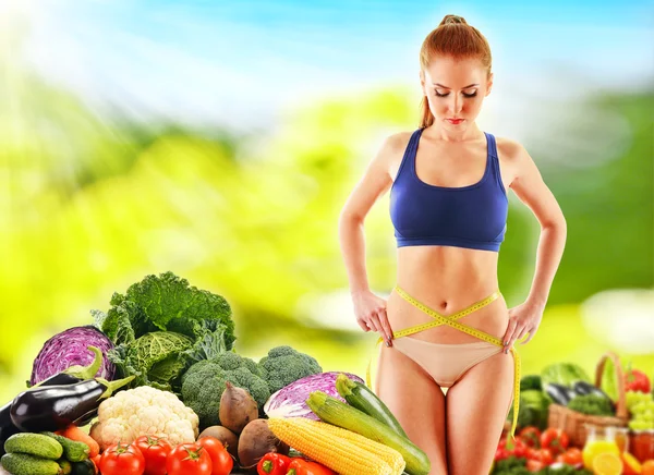 Dieta. Dieta equilibrada a base de verduras orgánicas crudas —  Fotos de Stock