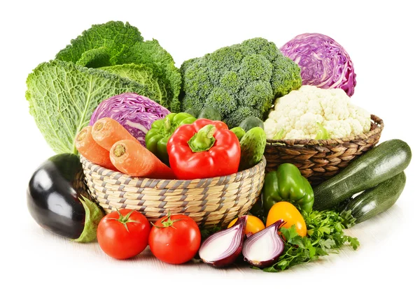 Різноманітність свіжих органічних овочів ізольовано на білому — стокове фото