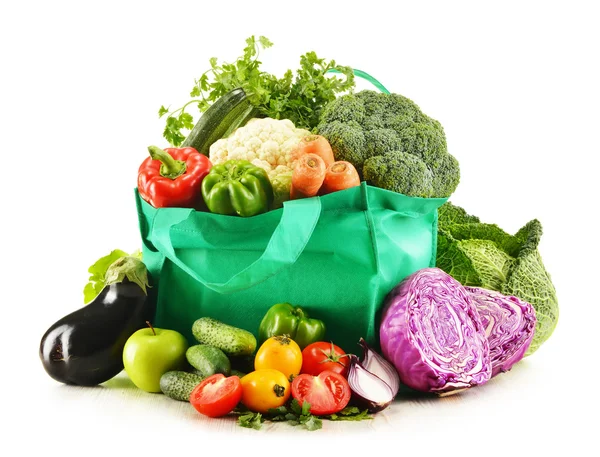 Bolsa de compras con variedad de verduras orgánicas frescas —  Fotos de Stock