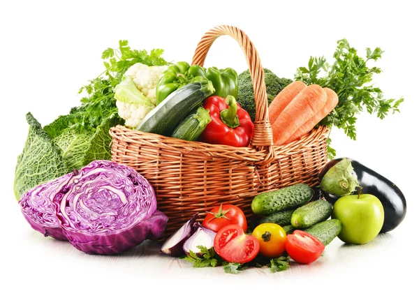 Variété de légumes frais biologiques isolés sur blanc — Photo