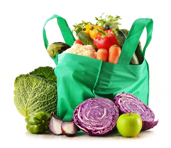 Торгова сумка з різноманітними свіжими органічними овочами — стокове фото