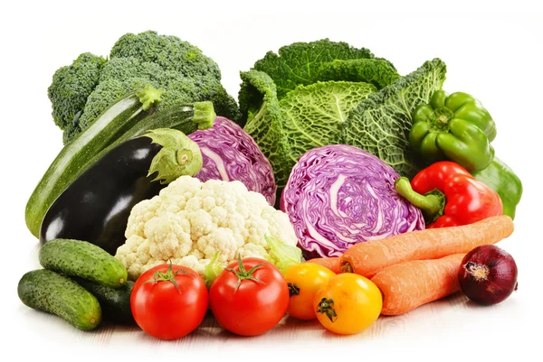Varietà di verdure fresche biologiche isolate su bianco — Foto Stock