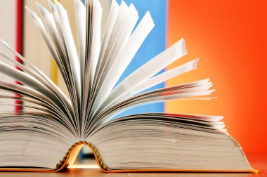 Masanın üzerinde kitap ile kompozisyon