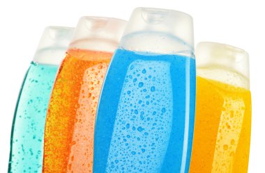 Plastik şişeler dolusu vücut bakımı ve güzellik ürünleri.