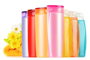 Plastik şişeler dolusu vücut bakımı ve güzellik ürünleri.