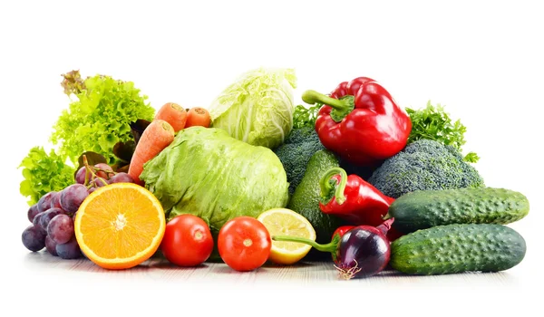 Légumes biologiques isolés sur blanc — Photo