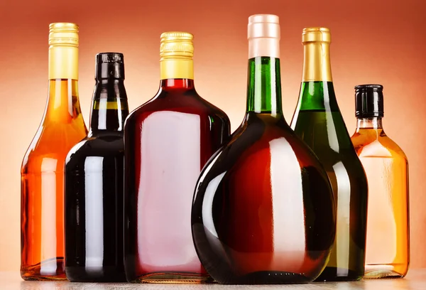 Flasker med diverse alkoholholdige drikker, herunder øl og vin – stockfoto