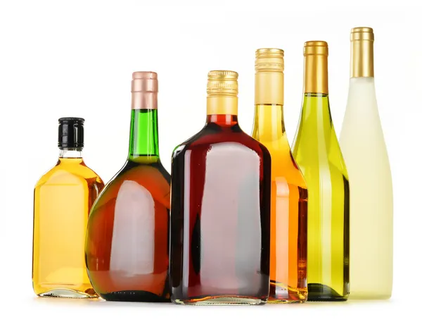 Botellas de bebidas alcohólicas surtidas aisladas sobre blanco — Foto de Stock