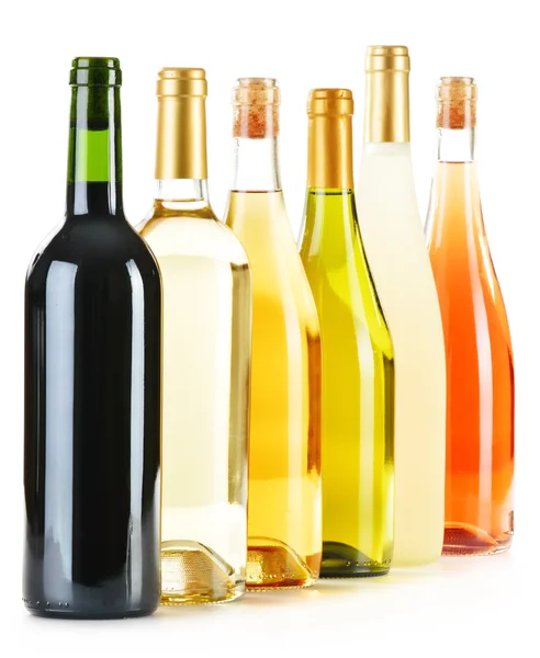 Composizione con varietà di bottiglie di vino isolate su bianco — Foto Stock