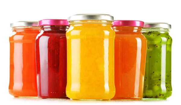 Potten van fruitige jam geïsoleerd op witte achtergrond — Stockfoto