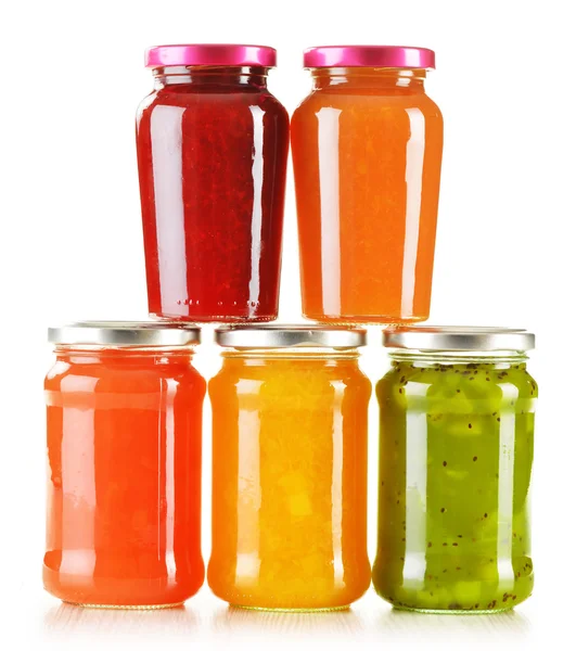 Potten van fruitige jam geïsoleerd op witte achtergrond — Stockfoto