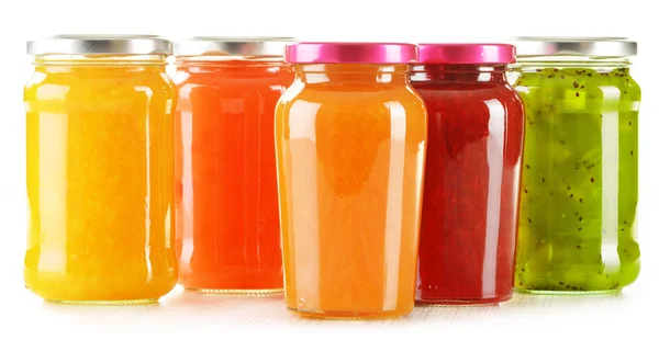 Potten van fruitige jam geïsoleerd op witte achtergrond — Stockfoto