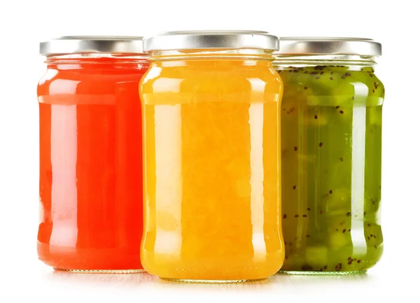 Potten van fruitige jam geïsoleerd op witte achtergrond — Stockfoto