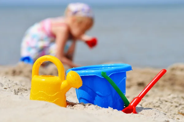 Bambina che gioca sulla spiaggia di sabbia — Foto Stock