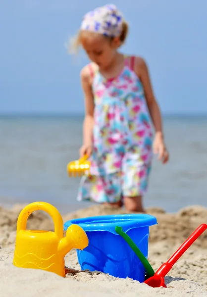 Little girl playing on the sand beach — Stock Photo, Image