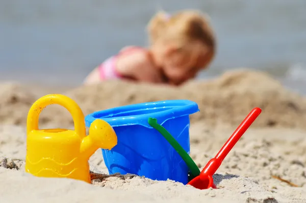 Little girl playing on the sand beach — Stock Photo, Image