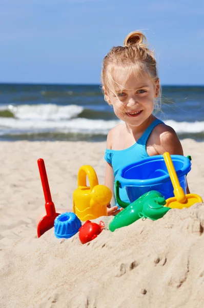 A homokos strandon kislány — Stock Fotó