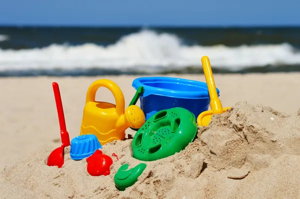 Plast barnleksaker på sandstranden — Stockfoto