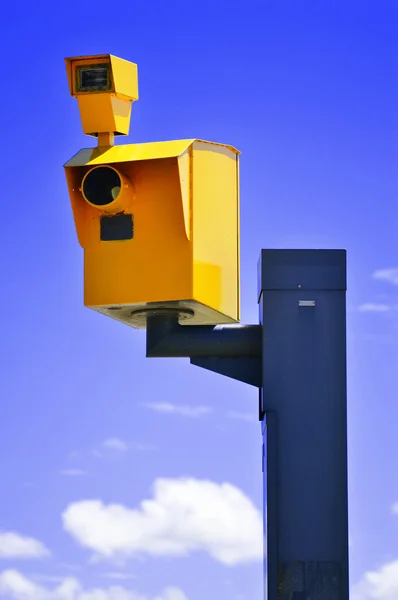 Caméra de vitesse de circulation sur le ciel bleu — Photo