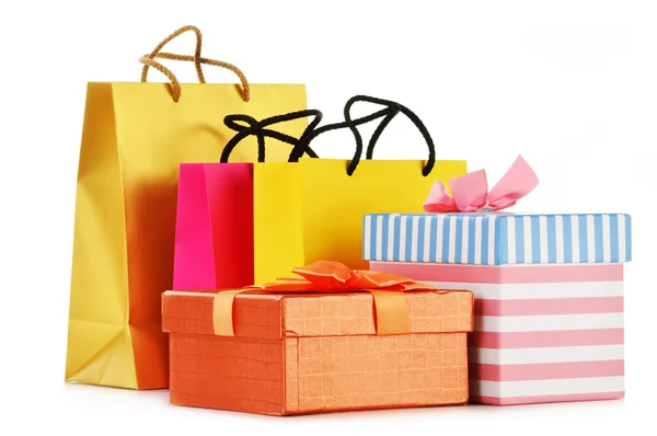 Cajas de regalo y coloridas bolsas de regalo aisladas en blanco — Foto de Stock