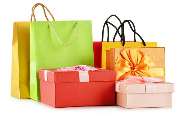 Cajas de regalo y coloridas bolsas de regalo aisladas en blanco — Foto de Stock
