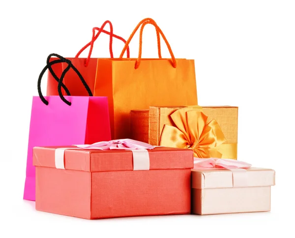 Ajándék dobozok és elszigetelt fehér színes ajándék táska — Stock Fotó