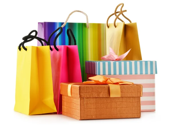 Cajas de regalo y coloridas bolsas de regalo aisladas en blanco — Foto de Stock