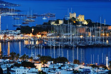 Geceleri Bodrum limanının manzarası. Türk Rivierası