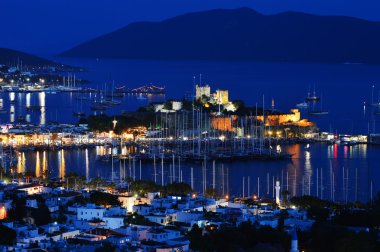 Geceleri Bodrum limanının manzarası. Türk Rivierası